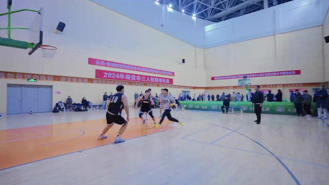 The 2024 3x3 Basketball Quarterfinals in Hai'an have successfully concluded! Featuring 37 teams and over 200 athletes, including international players from the U.S. and Serbia, as well as nearly 40 players from outside the city, the tournament showcased incredible skills and unwavering sportsmanship.