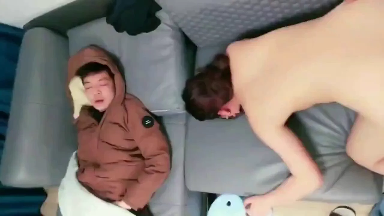 老婆趁我睡着，把男人带来家里偷情完整高清版请看评论区，获取更多内容 https://t.co/9rusgfFg58