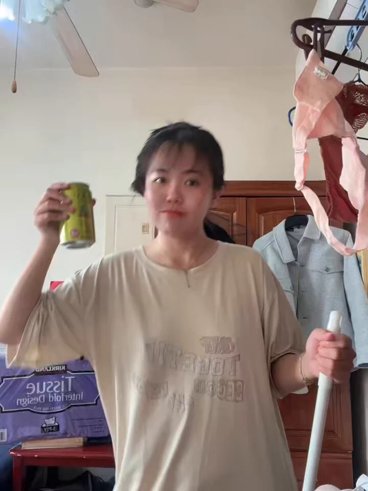 狗狗的小酌時間😆其實狗狗在打掃🤣看到剩三罐在旁邊那個不會醉～狗狗酒量很好😌朋友公認的🤣狗狗今天好搞威😱 https://t.co/G6SDuOTTQV