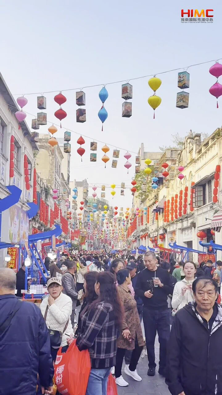 춘제(춘절, 음력 설) 기간 동안 하이커우 치러우옛거리를 걷다 보면 '명절 분위기 탐지기'로 변신할 수밖에 없다! 거리 곳곳이 짙은 생활의 정취로 가득 차 있고, 하이난 사람들과 함께 명절 준비를 하며 여기저기 냄새를 맡고 둘러보았다. 명절 분위기는 거부할 수 없을 정도로 짙었다. 오래된 치러우 건물들 사이로 붉은 등불이 별처럼 장식되어 있고, 복자와 춘련의 묵향이 물씬 풍긴다. 떡의 달콤한 향기와 견과 사탕의 매혹적인 향기가 거리의 작은 노점에서 끊임없이 들려오는 웃음소리와 함께 순식간에 가득 찬 설날 분위기에 직접적으로 몰입하게 하며, 한 걸음 한 걸음 지나갈 때마다 진한 하이난 특유의 춘제 맛이 느껴진다.#하이커우치러우옛거리 #춘제분위기 #춘제 #춘절 #설날