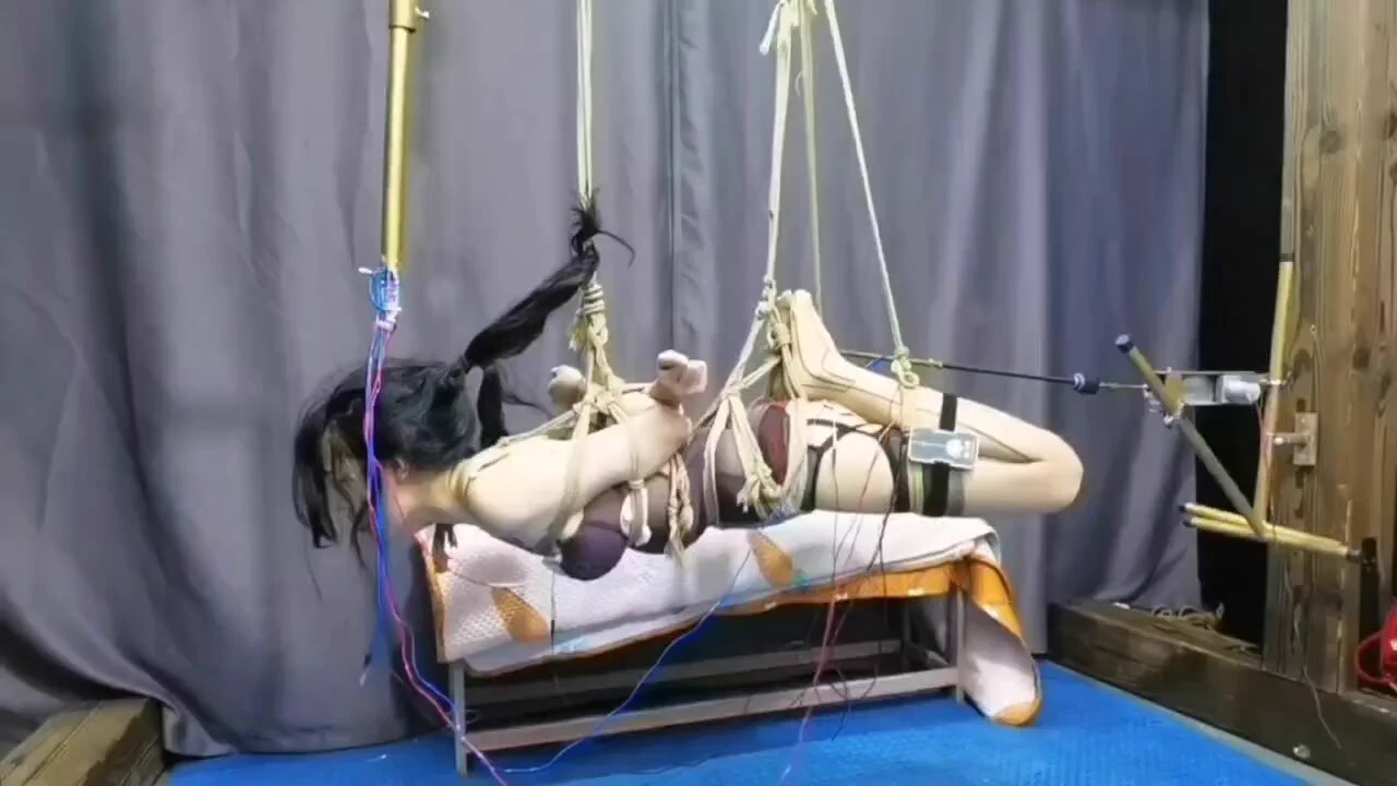 把小m驷马吊起来，屁股后面按上前后推拉器，头上在按上电动开关，头撞上电击酥胸，拉向身后自动电击美臀，直流电&amp;贴片电的小m痉挛颤抖 连连失禁～『完整作品38min已收录』投稿💌：@SexytoBaby @SexytoLady@SexytoDoll @SexytoGirl https://t.co/rx7OXjpaY0