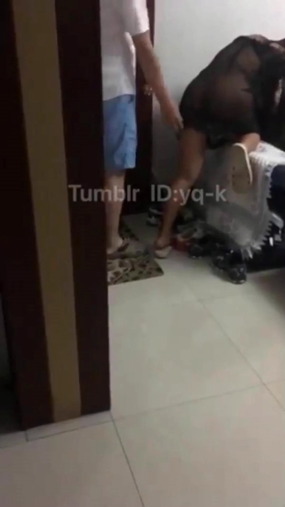 穿着透明黑丝衣服给快递小哥开门， 撅着屁股勾引快递小哥，小哥上来就摸都湿透了， 老公偷拍的时候好刺激+绿帽老公视角投稿💌：@SexytoBaby@SexytoLady@SexytoDoll@SexytoGirl https://t.co/ZJ5BQchDyI