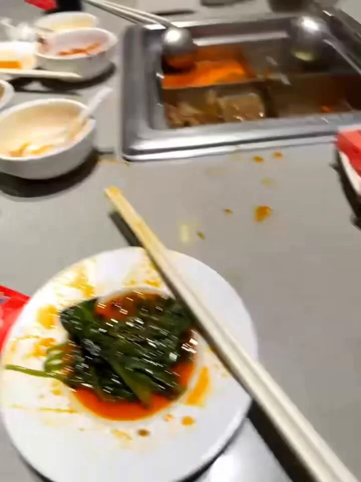 下次在海底捞吃火锅时你要悄悄的躲在桌下面乖乖的吃我好不好🥺#露出人妻 #反差人妻 @fulishequ@fuligc @youluo09@xiaolin_577 https://t.co/jcT1qCp57o
