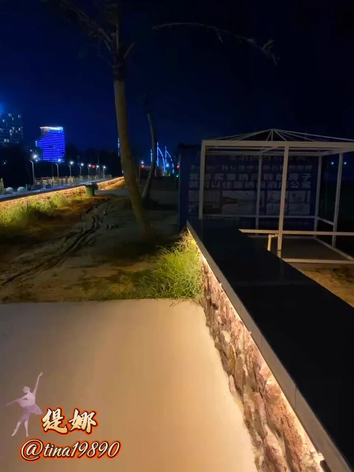 放学后学生男家长看我心情不佳便开车带我来海边散心。海风的吹拂和暧昧的咒语挑逗着欲望男人把我按在围墙上将鸡巴怼进小穴，我紧咬双唇竭力让自己不发出淫叫声。随着肉棒在体内肆虐和刺激环境的催情下我像一只发情的母狗开始享受起大鸡巴的蹂躏。 https://t.co/76zg8FXQHn