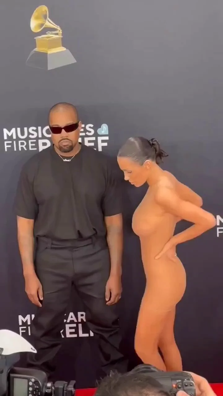 Así han aparecido Kanye West y su mujer, Bianca Censori, en la alfombra roja de los Grammys:https://t.co/eVsWVZleVQ