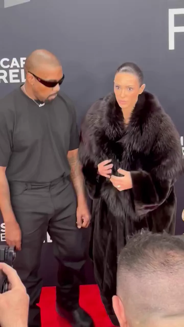 Gente...a mulher do Kennye West foi completamente pelada no Red carpetE ainda deu uma abaixadinha no vestido!#Grammys https://t.co/JvNUBS43aN
