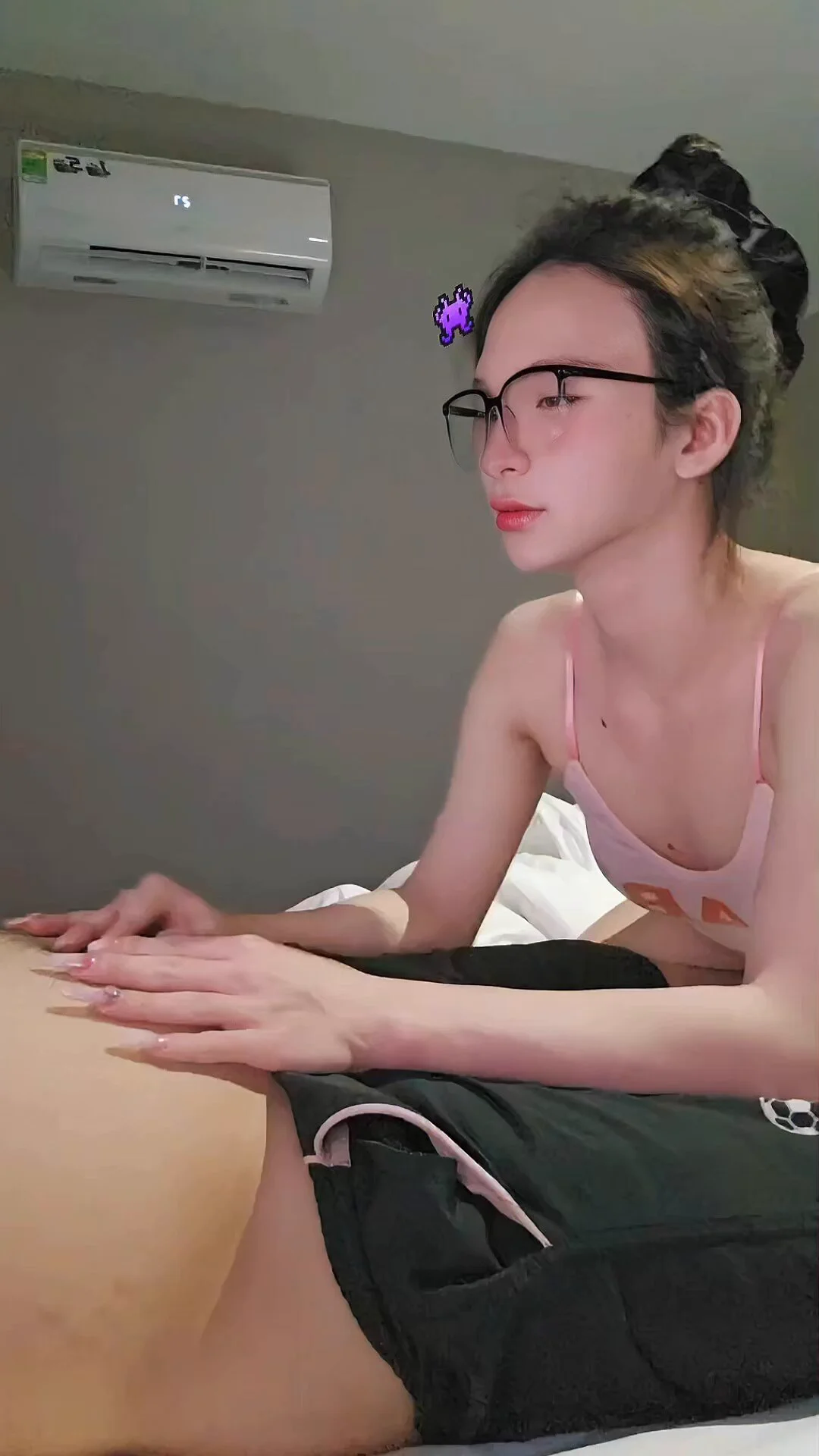 人妖酒店大床约炮大屌直男，大鸡吧太好吃了，一场大战一触即发眼镜伪娘Ts，啊啊不要不要，一边做出高潮脸一边自慰的样子反差到爆炸@SexytoBaby@SexytoLady@SexytoDoll@SexytoGirl https://t.co/LiACt2tI5d