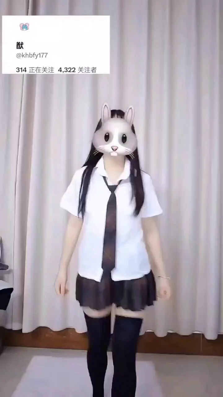 《小宸摇变装色情版》四肢不协调但是又想跳🔥舞👇🏻（无奖竞猜：猜一下嘴巴那块布是什么😋） https://t.co/7KAmvamcC9