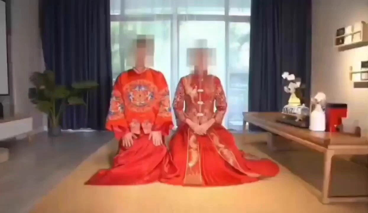 🔥【婚礼期间被轮奸！】 绿帽王八和老婆穿着庄重的婚礼服装、却被一群单男在自己面前玩弄老婆，排队内射，口交...而且到了晚上还拖到户外公园露出调教，太会玩了…… 核心看点：婚礼、群P、内射、户外 🔥完整版50分，点我个人简介的VIP链接，到视频群搜2407141即可看 https://t.co/Oe4dmCC2wl