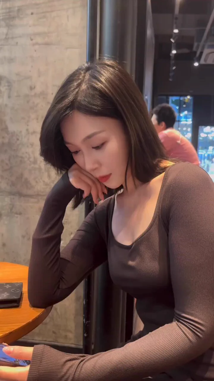 想过点简单充实的日子。清晨，喝杯温水后开始读书。中午闲来无事时，站在天台上，吹风理清思绪。傍晚时分，跑步锻炼身体。晚上洗个热水澡，然后钻被窝里，床边放有牛奶和喜欢的书籍。醒来，又是美好的一天。 https://t.co/Rx824so9Es