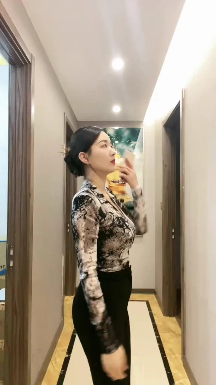 我是一个靠感受活着的人，只有当我感受到你是真的待我真诚，我才敢回馈真诚，只有当你主动找到我，我才敢表达我也很想你。听起来好像有些被动，但的确是这些感受让我找到了自己的价值、给了我爱与被爱的勇气 https://t.co/MYD94TeB4O