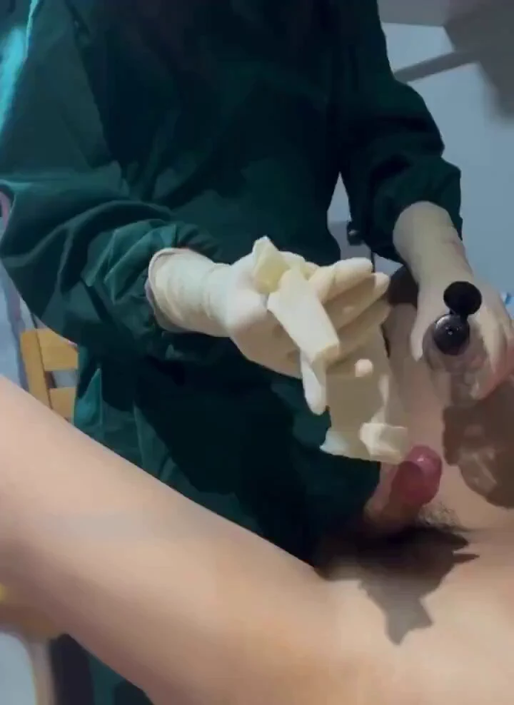 上次割包皮的大叔又来找我，一进门就脱衣脱裤要我给他检查伤口愈合好了没 ，还不好意思的说想肏我，我的得到粉丝们的同意，快告诉我，让他肏 还是等你来肏我。想找不同的人试一下。 私信报名哟，30以下的就不要私信我 https://t.co/s4CG0MyMTH