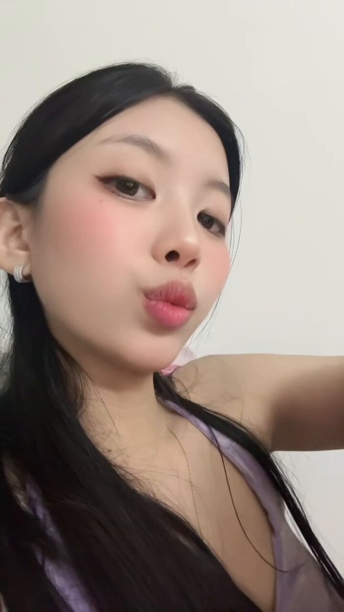 过年在老家 没有玩具玩…好想念我的假鸡吧，小穴都快痒死了…😭 https://t.co/2Z8gdDrdhZ
