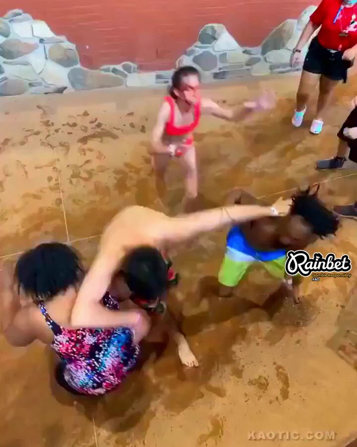 Man pushes a woman to the ground for cutting in line at the pool https://t.co/xJNpe8rJww