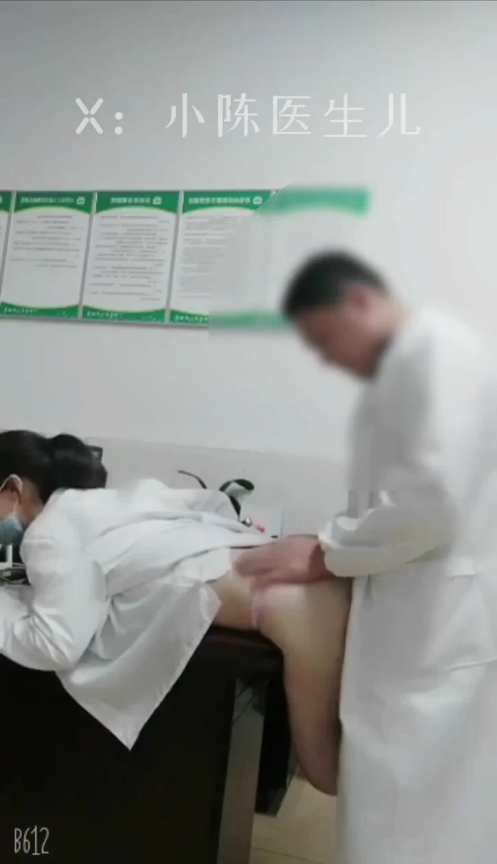 其实医生也并不是都像你们想象的那么高大上，值班的时候，也经常会有偷情的事情… 我们科室主任就会经常在值班的时候找我，而且特别喜欢让我趴在接诊的桌子上后入，有几次甚至淫水都喷到地上了… 不过太久了终归是没感觉，推特这里虽然是陌生人，但是有足够的新鲜感吧～欢迎大家报名～同城可约～ https://t.co/RjbG66zeYY
