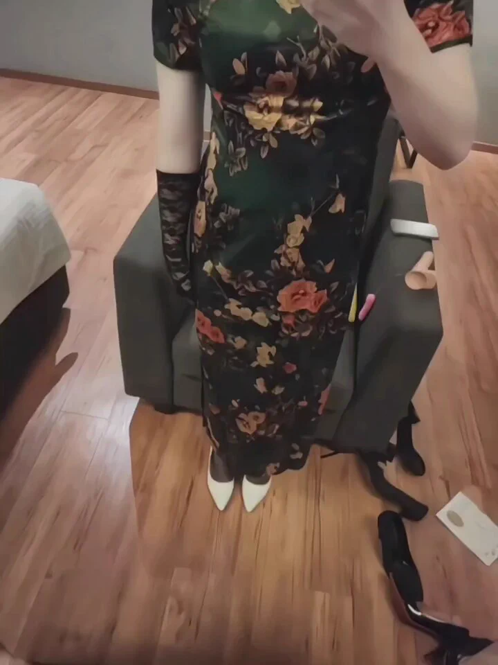 穿着优雅端庄旗袍的小锁娘掀开裙子，下面狗穴竟然长着个尾巴！！！
#伪娘 #母狗 #旗袍 #反差  #sissy
#cd https://t.co/dyWi4e1Jbp