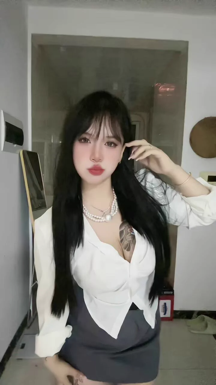 这种精神小妹， 够骚 带纹身的坦克 https://t.co/lGAc9bEFVO