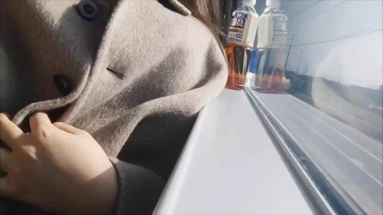 天气这么好，就在火车上晒晒奶子吧——回学校啦，不知道有没有被隔壁坐着的大伯看到😜@luchu888 #火车 #奶子 #露出 #女大 https://t.co/CYQSsrdtTT