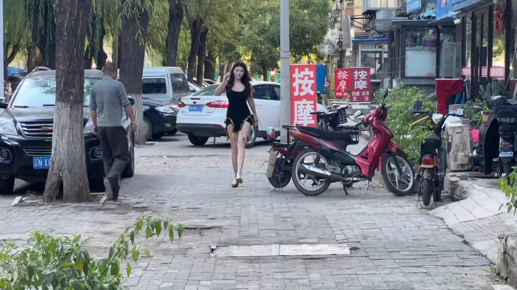 #按摩 听兄弟说小区附近的小按摩店过完年来了不少新面孔,吃过中午饭兴致勃勃的跑过去。正在逛,迎面走过来一位三步一摇走路带着一股风骚味的姐姐,小老弟开心又鸡动。看她进了旁边按摩店,立马就跟进去。过程很普通,但是手感非常棒,下次还要找她。现在想起来珠圆玉润的身材还回味无穷。 https://t.co/mSNHnt27Wf