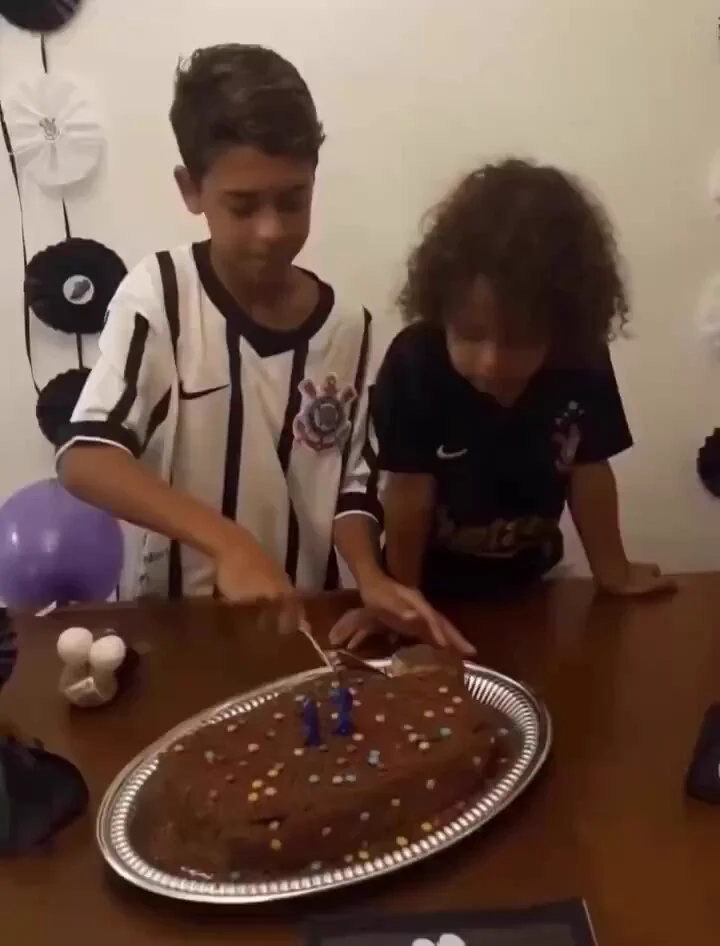ブラジルでは「最初のケーキを人生で最も大切な人に渡す」という伝統があります。ケーキをもらった弟の反応が最高すぎる…😭https://t.co/IhY95JiCqQ
