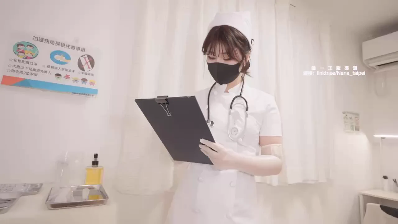 新片更新啦！「白絲護士-即刻見效 早洩治療」New video’s up! “White Stocking Nurse—Quick Cure for Shy Guys”觀看地址View Full Video Here⬇️ 📷Onlyfans：https://t.co/htfwsxYppB 📷糖心VLOG：https://t.co/evYWgjghD7這次我cos了白絲小护士🧑‍⚕️，在診療室裡玩出新花樣！病人說他硬不太起來，我只好認真一點，可是我用手抹著藥在他身上滑，沒幾下他就硬到不行，這也太敏感了吧！必須要用白絲腿加大難度了，可是為什麼給他足交，我自己也覺得氣氛變得有點熱啊，啊，為什麼就讓他插進來啦，討厭😳 小穴熱熱地包著他動，水聲聽得我都臉紅，又忍不住求他更用力💦Dressed up as a white stocking nurse🧑‍⚕️ and totally spiced things up in the clinic! A patient came in saying he struggles to get hard, so I figured I’d play nice and help out. Started rubbing cream over his dick, and in no time, he’s rock hard—talk about sensitive! Couldn’t resist stepping it up with my white stocking legs, but teasing him with a foot job got me all hot and bothered too—ugh, how did things end up there, so embarrassing! 😳 It’s all warm and tight inside, those wet sounds making me blush like crazy, until I’m practically begging for more 💦看完有沒有硬起來啦？告訴我嘛，不然太敏感的話，我可是會親自「治療」你的喔！😘So, did this get you going? Drop me a message and confess—too sensitive, and this nurse might just need to “treat” you next! 😘