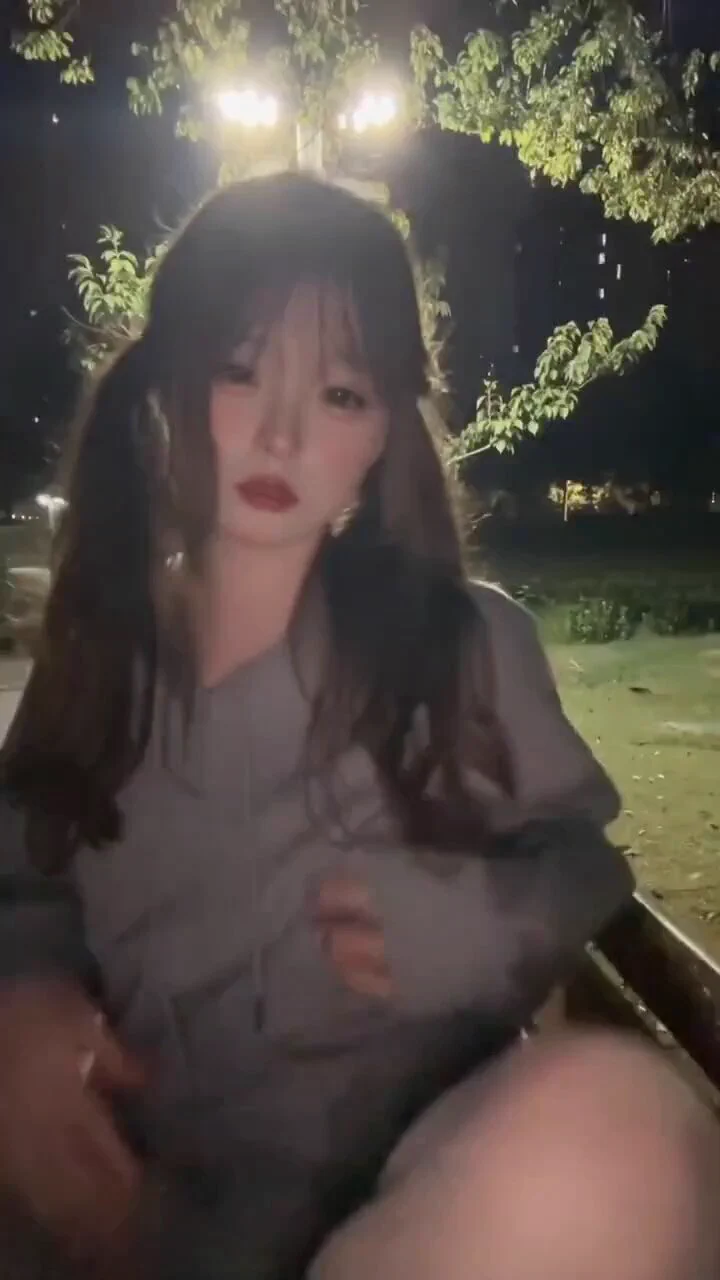 在小区楼下拍的 好像被后面的叔叔发现了🥺 https://t.co/JkPqKtZvFf