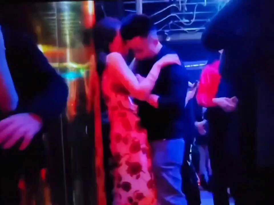不堪入目:大哥一顿吮吸,舞女嗷嗷叫唤!这就是砂舞的魅力,花小钱办了大事,关键还有情绪价值。之前我说砂舞很淫乱,很多X友说我瞎掰,现在视频来了,看你们还有什么还说的。后续还会推出更多淫乱视频,喜欢吃瓜的X友记得关注。 https://t.co/sSKlCp93bx
