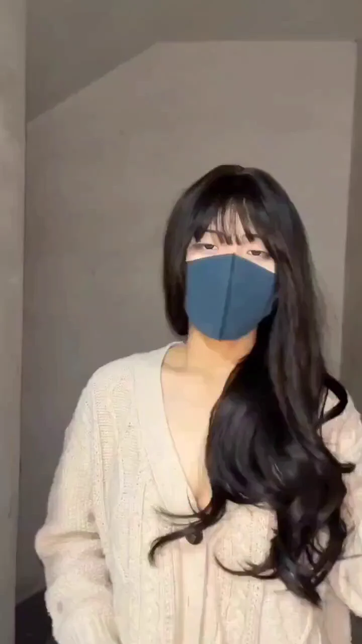 自己吓自己（九）楼里露出挑战吗？记得拍这个挑战的时候都三天没闭眼了，焦虑得睡不着🙃以至于做这个露出的时候整个人很恍惚，对摄像头或者别人家门关没关好都无所谓了，反正是完成了（我真厉害）但凡别人在家或者突然开门我都要完蛋蛋😱我的露出名言:不是每次露出都会幸运，但每次露出都有风险😜 https://t.co/ap5zNFB5Xo