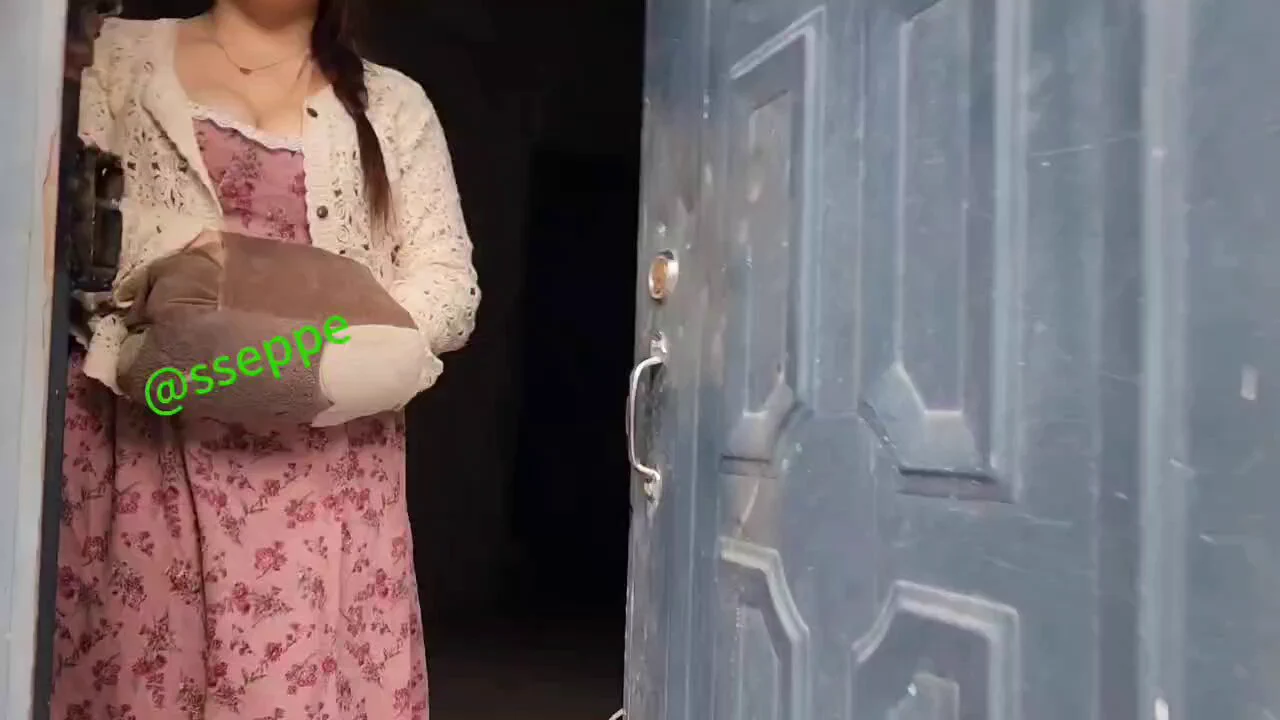 老婆被别的男人玩弄,老公还挺开心的!这几天在桂林旅游。€视频绿色水印是电报裙号码$。发现火车站边上好多一次一百的站街女。观察发现这些妇女都是有老公的,而她们老公一般都是蹲在巷子口望风。一看到警察巡逻,里面通知自己的老婆躲进房间里,紧锁门窗。 https://t.co/ExuRKDm7Iw