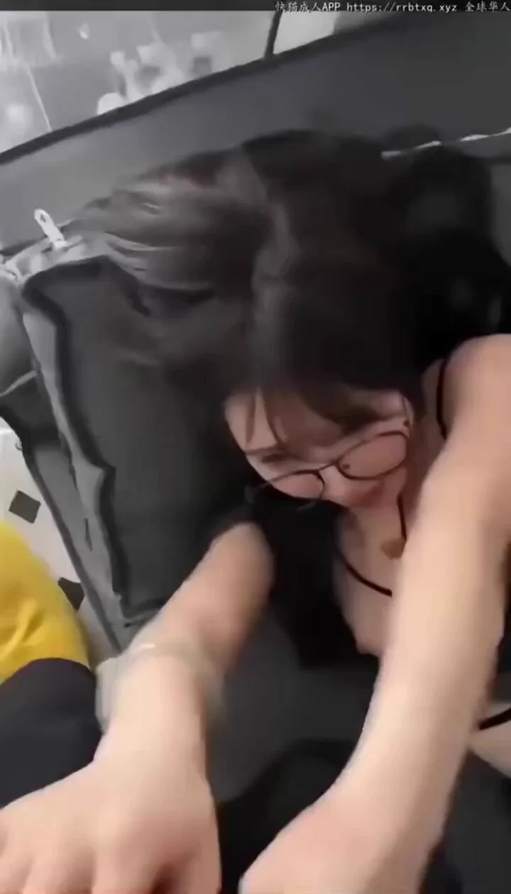 这是真的极品，颜值超高，骚的一批，浑身透着狐狸的媚气，主动解开主人的裤子，嘴里含着大鸡巴，眼神挑逗着，手上也不闲着，这谁顶的住啊，身材太顶了🔞因时长限制🔞 ☁️完整版已放主页进电报群观看☁️ https://t.co/lJaBSDyiQe