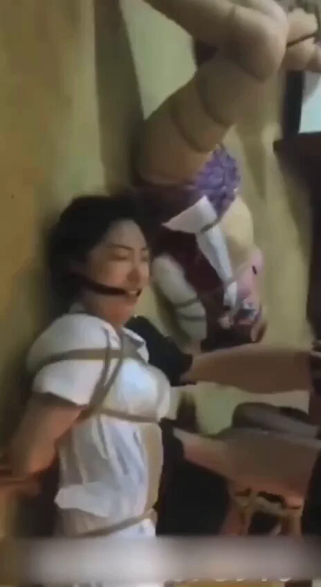 缅北不是天堂，让我们看看女🐷仔心软不肯片钱会有啥惩罚吧。窝尿都必须喝下去。喝完销冠拿着皮带就进来抽B了，真是太📷了。更多精彩内容👉 @ooi178k完整版地址👉 https://t.co/BMhLT3J0QZ关键词搜索：缅北 https://t.co/G7drmTvDYl