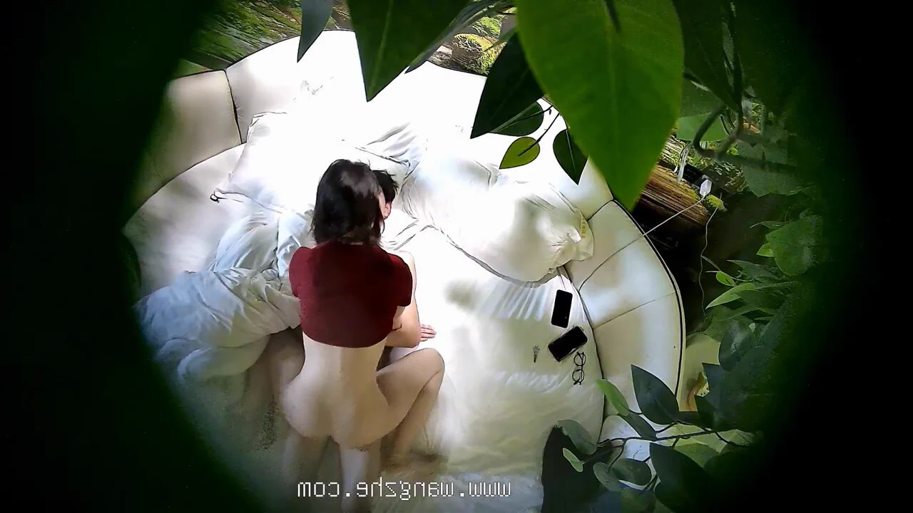 【酒店眼镜女神】最新流出安防精品尤物系列，细腰肥臀高颜值眼镜女神各种体位开发被男友暴操三次完整版80分钟 进主页置顶电报群查看 https://t.co/grKkubdr5Y