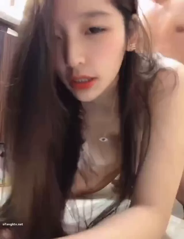 高颜值网红小姐姐，反差很强的美女，表面高冷，内心骚，喜欢自拍，被男友强迫深喉颜射，嘴巴，耳朵，到处都是精液，做爱对白超刺激！照片130张，视频52段 看我主页提取完整版 https://t.co/isOKYDCEGN