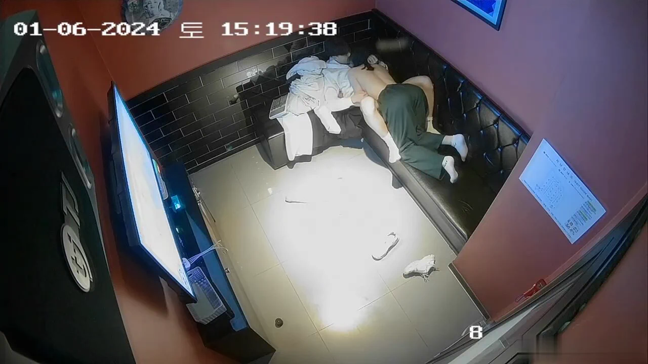 大学生情侣旷课到私人影院啪啪，女友这对大奶真是极品啊，又大又挺，先依偎在男友身边撸鸡巴，男友摸着两个大奶真是爽，爽得忍不住了，拨下女友裤头就是插，这鸡巴又长又粗，插了一会想起没有戴套套，只能拨出鸡巴让女友用手撸到射精，有点刺激 完整版19分钟在首页置顶TG群 https://t.co/V4x5uxDz1b