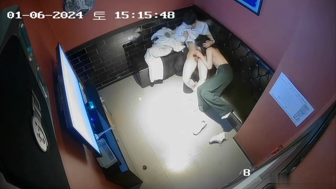大学生情侣旷课到私人影院啪啪，女友这对大奶真是极品啊，又大又挺，先依偎在男友身边撸鸡巴，男友摸着两个大奶真是爽，爽得忍不住了，拨下女友裤头就是插，这鸡巴又长又粗，插了一会想起没有戴套套，只能拨出鸡巴让女友用手撸到射精，有点刺激 完整版19分钟在首页置顶TG群 https://t.co/V4x5uxDz1b