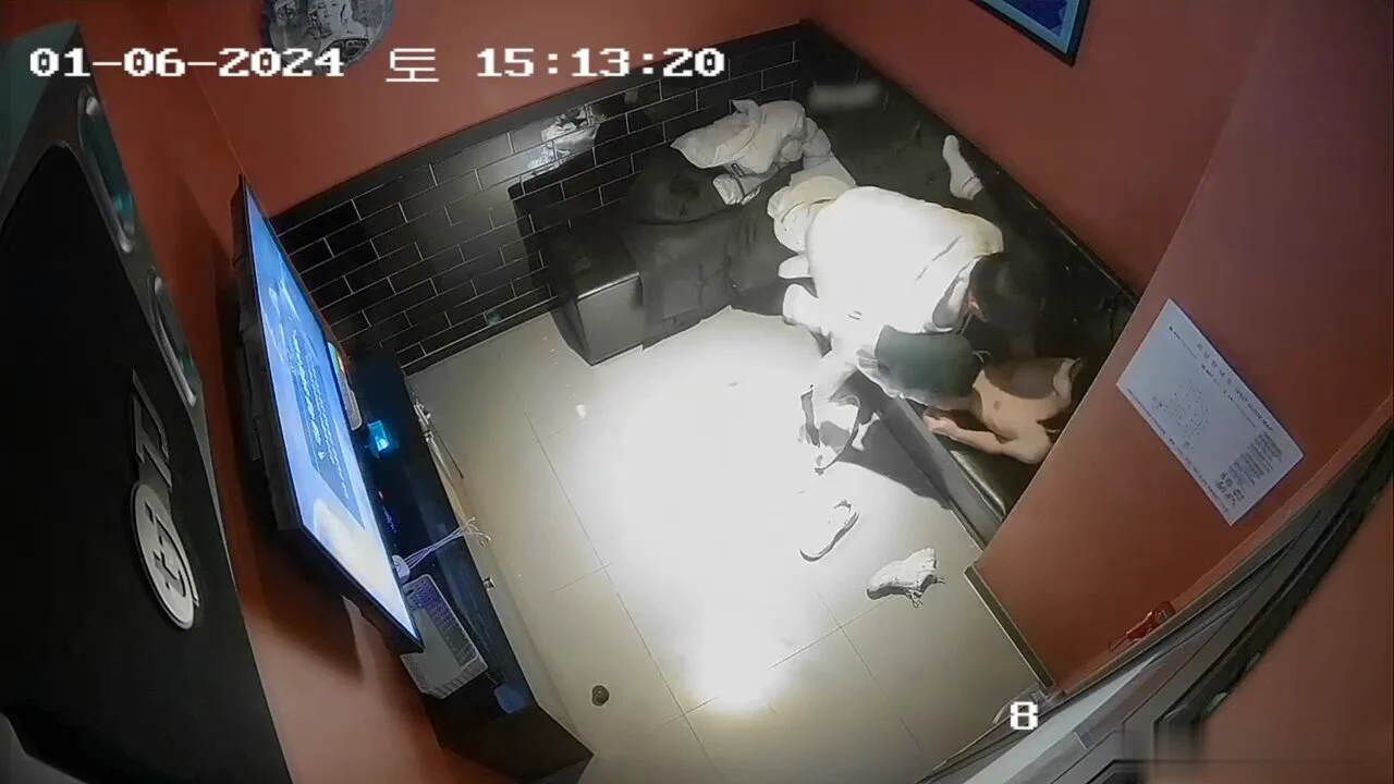 大学生情侣旷课到私人影院啪啪，女友这对大奶真是极品啊，又大又挺，先依偎在男友身边撸鸡巴，男友摸着两个大奶真是爽，爽得忍不住了，拨下女友裤头就是插，这鸡巴又长又粗，插了一会想起没有戴套套，只能拨出鸡巴让女友用手撸到射精，有点刺激 完整版19分钟在首页置顶TG群 https://t.co/V4x5uxDz1b