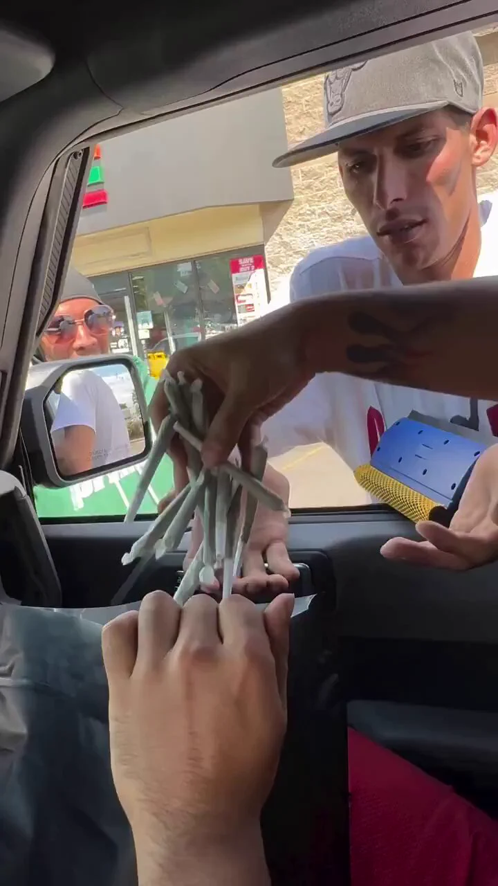 Handing out joints to the people 🙌💚 https://t.co/hVEpmBfSTe