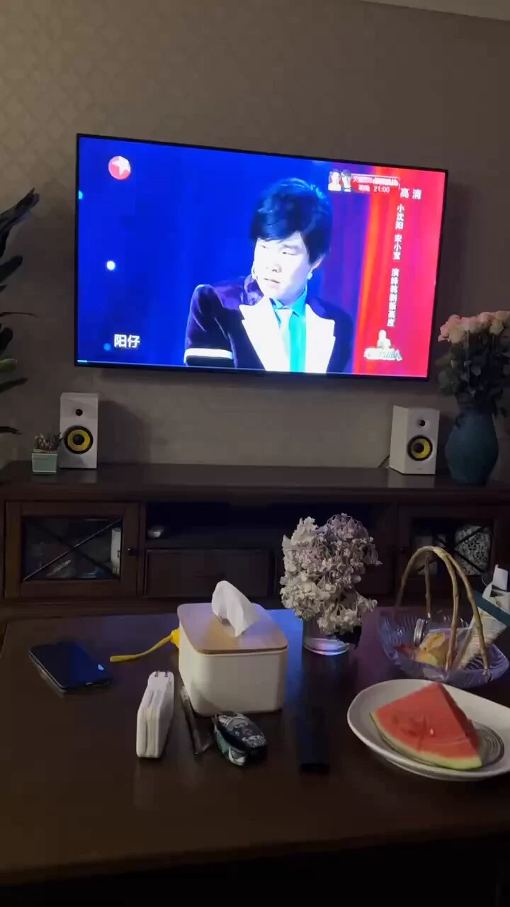 昨晚一位学生找我说忘记带家里钥匙了，问我可不可以去我家对付一晚，来到之后直接把我扑倒，虽然我感觉有背伦理，但是他手放进来的那一瞬间我就放弃了抵抗，最后我也配合了他，结束以后就这样抱着我看电视，这一刻我感觉我被他征服了 https://t.co/MV1pnqNpPC