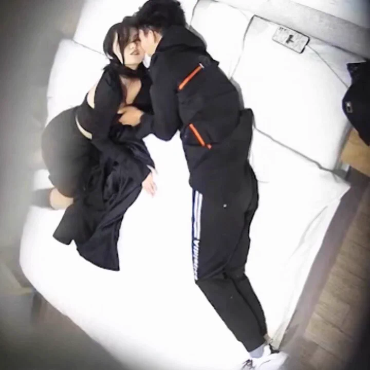 极品学生妹子与男友酒店操逼，这对巨乳真是大爱啊，男友抓着二个大奶根本不愿放手，两人采取了最合适的女上位姿势操逼，让男友在下面，鸡巴往上顶着小穴，双手紧紧抓着两个奶子，爽到女友仰天长啸，脸上一逼享受的表情，女友那嗲嗲的声音听起来真舒服，精彩的一部作品完整版37分钟进首页TG群 https://t.co/mvCZQLhdrr