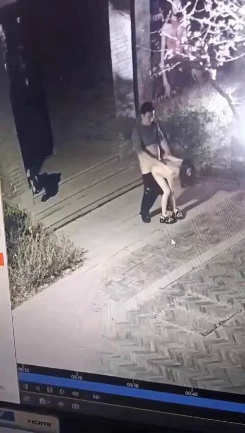 老天 这是有多饥渴 孤男寡女大半夜在街上就开始野战 女的还脱光光 也不怕被抓#露脸 投稿：@hahage1222 @RLWJ_kukjng @jav_hihi_ @laga27439 https://t.co/djmYcTHy3Z