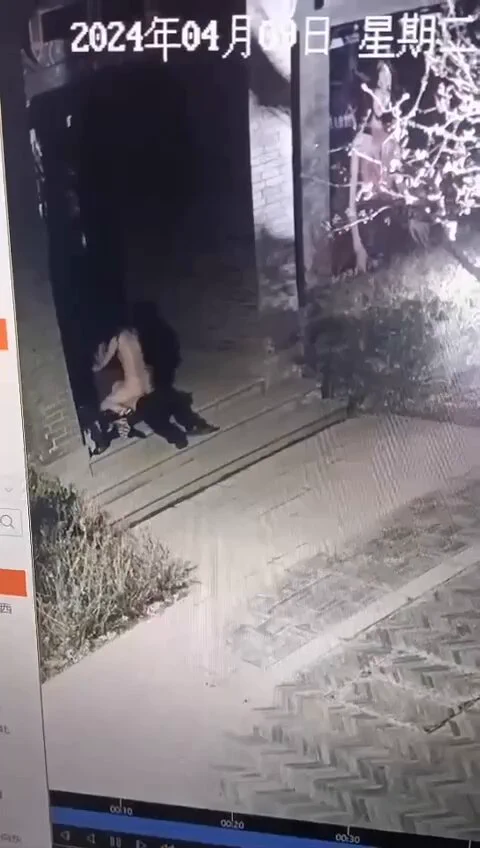 老天 这是有多饥渴 孤男寡女大半夜在街上就开始野战 女的还脱光光 也不怕被抓#露脸 投稿：@hahage1222 @RLWJ_kukjng @jav_hihi_ @laga27439 https://t.co/djmYcTHy3Z
