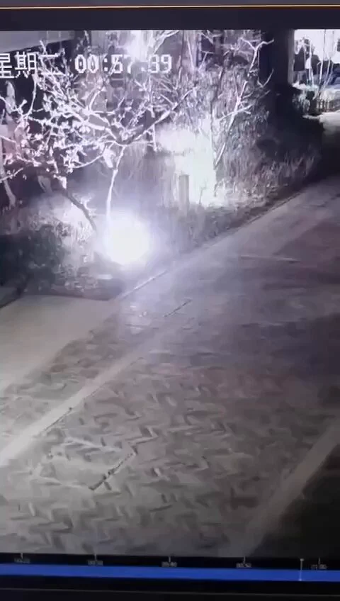 老天 这是有多饥渴 孤男寡女大半夜在街上就开始野战 女的还脱光光 也不怕被抓#露脸 投稿：@hahage1222 @RLWJ_kukjng @jav_hihi_ @laga27439 https://t.co/djmYcTHy3Z