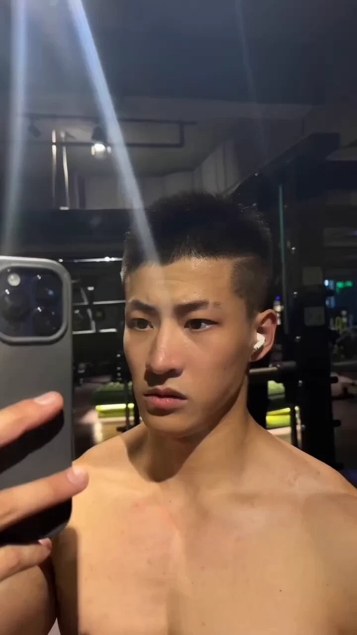 男孩也有反差的一面 #抖音网红嵩嵩博主视频出处在超级网黄频道可看 宝宝们评论区自取 #完整版共1小时21分钟 https://t.co/MTBQ0cGJ4i