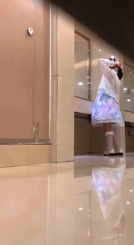 和洛丽塔侄女逛街趁她不注意偷拍她 真嫩啊 洛丽岛👇🏻https://t.co/2gpbRaVhDu关键词：小萝莉 https://t.co/ZeRciwh1JO