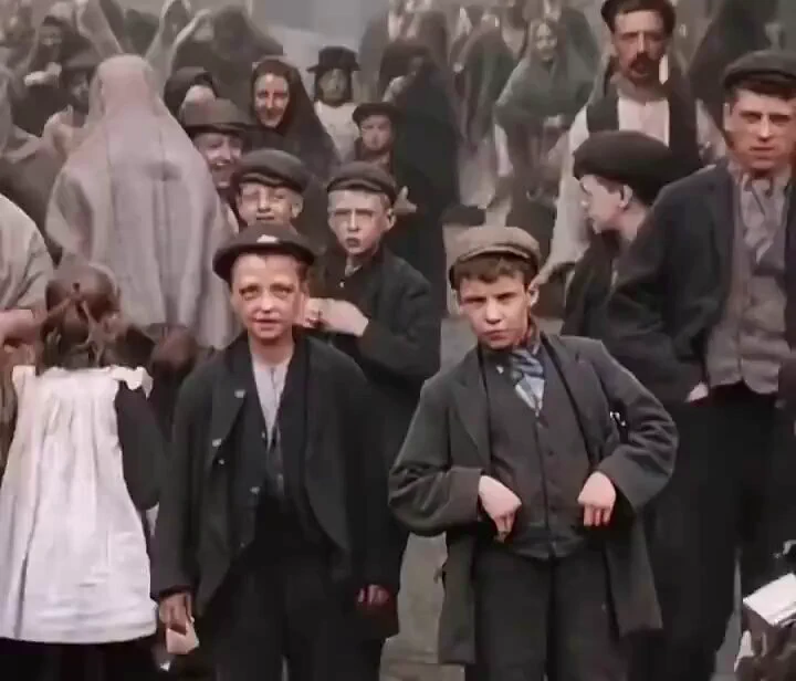 Colorized footage is like a time machine 🧵1. English kids in 1901, 124 years ago https://t.co/43eBxYB4OU