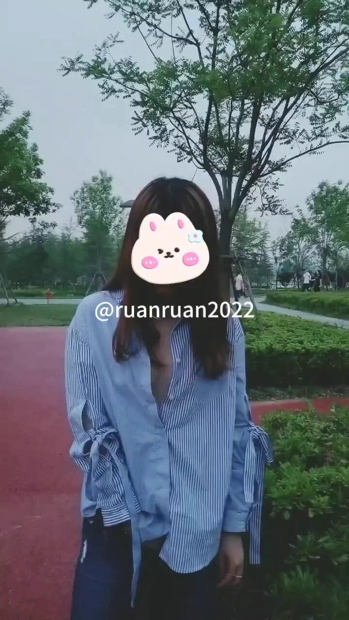 晚饭后公园里三三两两出来遛弯的人，再大胆恐怕也想不到软软的手正在裤子里揉搓，下面已经一片泥泞了吧～ 要是再近一点，肯定都能听到软软的娇喘了。其实后面还有被后入的视频，只是老公因为太刺激，没多少下就射了🤣，点赞让我看看多少人想看@SexytoDoll @SexytoGirl @SexytoBaby @SexytoLady https://t.co/gcVzgPotox
