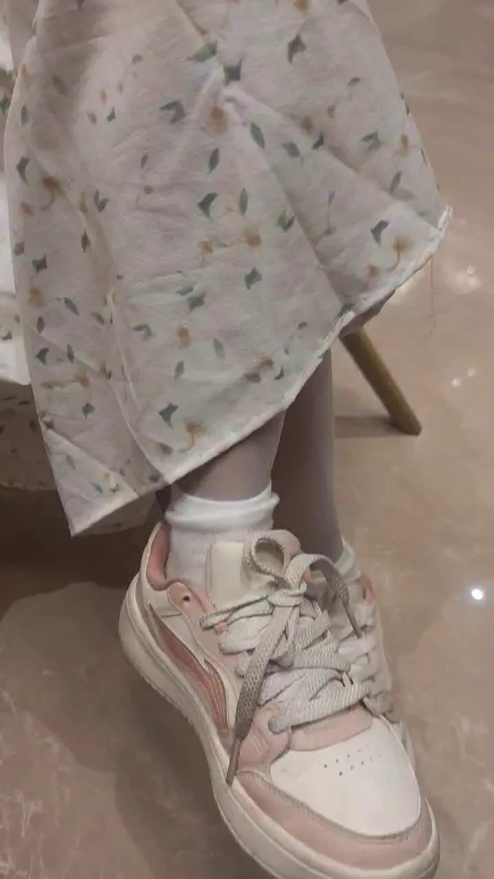 我又是谁的小宝贝呀？今天这双白丝可以出了嘻嘻～ https://t.co/OG4FvzYy1o