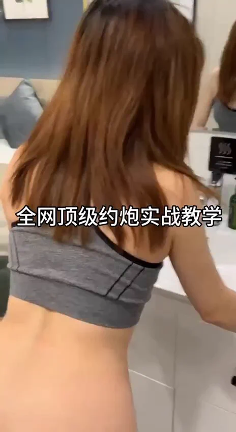 小骚货就是欠调教，被拍两下屁股就受不了了，马上奖励她一炮！ 关注南哥推特主号：@nange987——全网最高效约炮教程，一对一实战教学，包学会包约到！ 需要教学请扫描视频中的二维码添加导师VX（手机用户需先截图保存，然后在扫一扫添加） #调教母狗 #宠物养成 #思维提升 #炮友 #约炮教学 https://t.co/R4aDQGDqSm