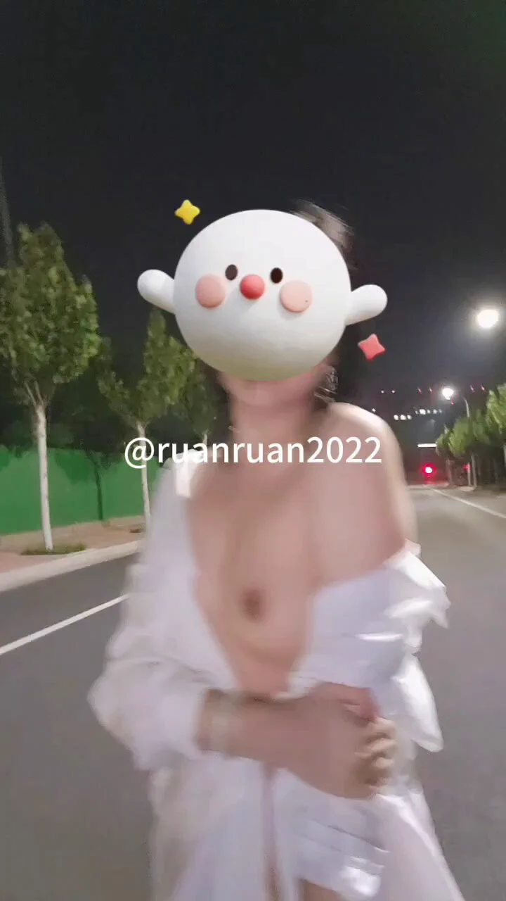 如果是你走在路边，看到路中间的女人穿成这样蹲在马路上扣穴，你会吓一跳快速走开，还是壮着胆子凑上去揩油哇？真实人妻原创分享👻@SexytoDoll @SexytoGirl @SexytoBaby @SexytoLady https://t.co/CUCDG3sV9R