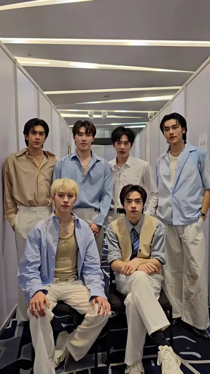 ชาวยุสเส้อ มาเรียนท่าเต้นจากโชกุนและวิคเตอร์ แล้วไปเต้นตามกันกับ 6 หนุ่มพ้อกสี 🧡💛💚🩷🩵💜 ในงาน FWD Music Live Fest 4 ตอนสาดความสนุกทุกโมเมนต์ คอนเสิร์ตฟรีใจกลางเมืองที่มีน้ำให้เล่นฉ่ำที่สุด สนุกสุดทุกจังหวะ! 💦📍วันที่ 20 เม.ย. 68 ที่ลานหน้า centralwOrldสงกรานต์ปีนี้ อย่าลืมชวนคนไม่คุย ให้มาลองสนุกกันดูได้ไหมที่งาน #FWDMusicLiveFest 🤩กองทัพศิลปินสุดจึ้ง! ที่จัดทัพเตรียมสาดความสนุกในทั้ง 3 วัน 😲▶️ 18 เม.ย. 68 #ZOLAR #WOLFHOWLHARMONY #DAOU #4EVE #TattooColourTH #แดนสนธยา▶️ 19 เม.ย. 68 #FOOLSTEP #EMPRESS #TillyBirds #THETOYS #ThreeManDown #หางนกยูง▶️ 20 เม.ย. 68 #MINDY_TH #PRETZELLE #PERSES #PROXIEth #JeffSatur #ONELAMORE🔍 อ่านรายละเอียดเพิ่มเติม https://t.co/QwMFfLLPxw📢 หมายเหตุ:- วงไหนจะขึ้นก่อน ขึ้นหลัง รอลุ้นพร้อมกันหน้าเวที เตรียมตัวให้พร้อม แล้วมาลุยให้สุดทุกวง - เตรียมเสื้อผ้าของคุณให้พร้อม เพราะเปียกแน่ แต่ไม่ต้องกังวลเพราะเรามีห้องเปลี่ยนเสื้อผ้าให้ภายในงาน- โปรดระมัดระวังสิ่งของมีค่าที่คุณนำเข้ามาในบริเวณงาน เนื่องจากภายในงานไม่มีจุดรับฝากของ- อนุญาตให้นำปืนฉีดแรงดันต่ำเข้าได้เฉพาะในโซนเล่นน้ำ และห้ามนำเข้าโซนคอนเสิร์ต*เงื่อนไขการเข้าร่วมงานเป็นไปตามที่บริษัทฯ กำหนด#FWDประกันชีวิต #CelebrateLiving #FWDMusicLiveFest #สาดความสนุกทุกโมเมนต์ #FWDTHxPROXIEth
